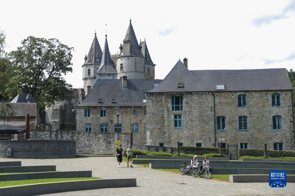 8月21日，游客在比利时小城迪尔比参观。

　　迪尔比是一座位于比利时阿登山区的古老小城。时下正值旅游旺季，这里独具特色的城市风貌和自然风光吸引了不少游客。

　　新华社记者 郑焕松 摄