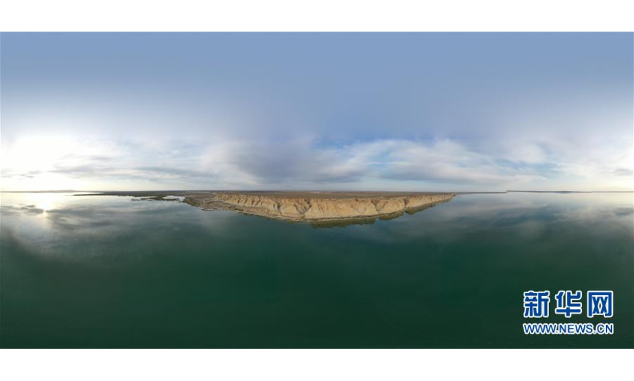 这是9月22日拍摄的乌伦古湖海上魔鬼城景区风光（无人机照片）。 乌伦古湖海上魔鬼城景区位于新疆阿勒泰地区福海县吉力湖东岸。金秋时节，景区内色彩斑斓，独特的雅丹地貌和水域景观构成秋日里一道美丽的风景线。 新华社记者 沙达提 摄