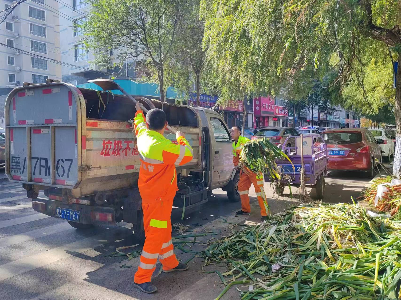 冰城环卫伴随式保洁 确保秋菜销售街路环境整洁有序