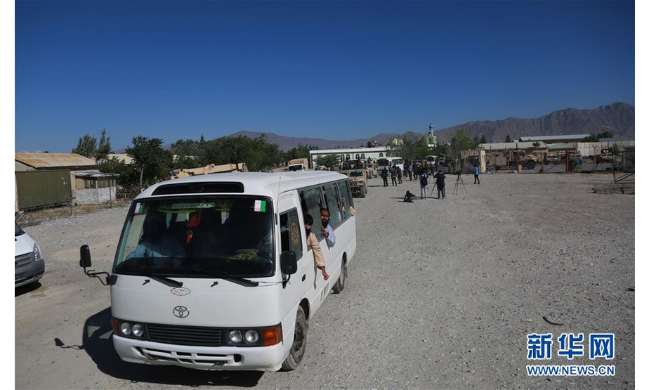 5月26日，被释放的塔利班在押人员乘车离开位于阿富汗东部帕尔万省的巴格拉姆监狱。

　　阿富汗国家安全委员会发言人贾韦德·费萨尔在社交媒体上表示，阿富汗政府26日释放了900名关押在巴格拉姆监狱的塔利班在押人员，以此来进一步推动和平努力，包括延长停火和开启阿人内部对话等。

　　新华社发（拉赫马图拉·阿里扎达摄）