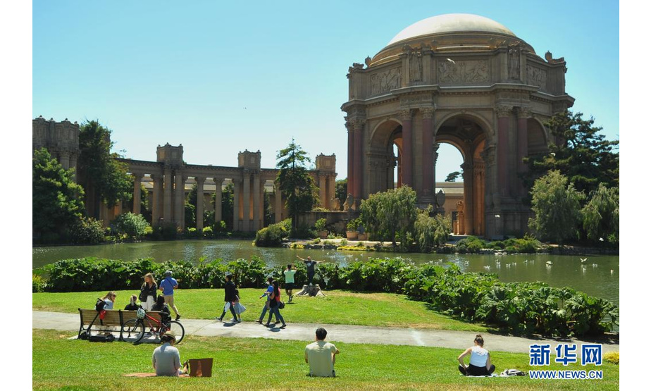 6月15日，人们在美国加利福尼亚州旧金山艺术宫休闲。

　　美国加州于6月15日解除防疫等级限制的相关规定，全面恢复开放经济活动。

　　新华社发（刘艺霖摄）