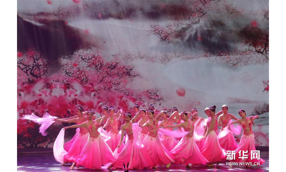 11月11日，演员在开幕式上表演舞蹈《大美黄山》。 新华社记者 韩晓雨 摄
