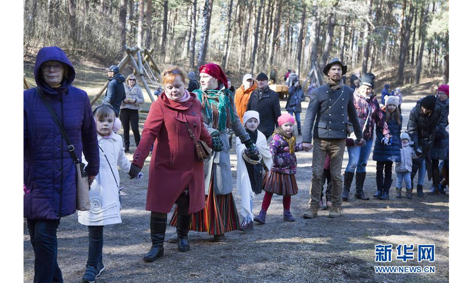 3月24日，在拉脱维亚里加，人们参加春分庆祝活动。 当日，拉脱维亚里加举行活动庆祝春分，当地居民荡起秋千、制作彩色鸡蛋，迎接春天的到来。 新华社发（艾迪斯摄）