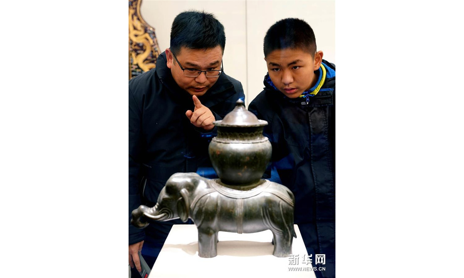 1月16日，参观者在“清高宗乾隆皇帝展”上观看展品“乾隆款铜象尊”。新华社记者 李安 摄