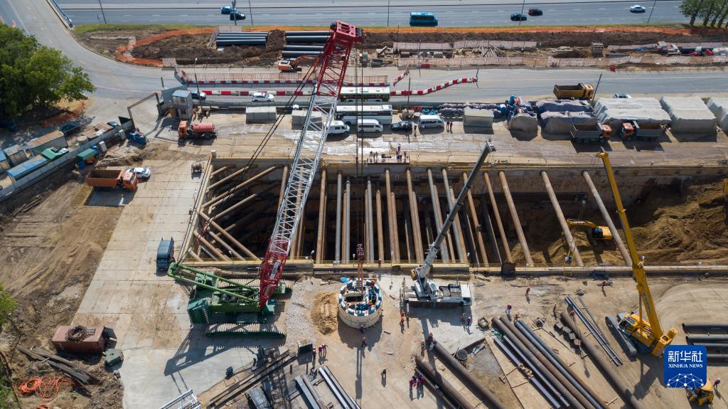 在俄罗斯首都莫斯科，工人用起重机吊装盾构机核心部件，为掘进地铁隧道做好准备（2018年6月3日摄）。

　　12月7日，由中国铁建承建的莫斯科地铁第三换乘环线西南段投入运行。俄罗斯总统普京以视频连线形式出席通车仪式并宣布正式开通。2017年1月，中国铁建中标莫斯科地铁第三换乘环线西南段项目，标段全长5.4公里，包含阿明耶沃站、米丘林大街站、韦尔纳茨基大街站3个车站和9条盾构隧道建设任务，这也是俄罗斯首次在地铁施工领域引进中国企业。走进米丘林大街地铁站，红色立柱、团寿纹、祥云等中国元素随处可见。这里已经成为中俄友谊的新地标，展现出“一带一路”上的跨文化盛景。

　　新华社记者 白雪骐 摄