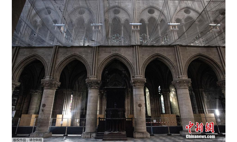 脚手架对巴黎圣母院的威胁现在已经解除，接下来可以进行对圣母院的最后维护步骤。