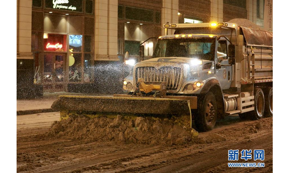 1月17日，在美国芝加哥，铲雪车在街头除雪。 美国芝加哥当日遭暴风雪袭击，地面积雪严重，影响交通和出行。 新华社记者 汪平 摄