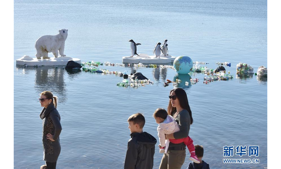 2019年1月1日，极地动物模型和塑料垃圾布景在克罗地亚海滨城市希贝尼克展出，旨在提醒人们关注全球变暖和塑料污染问题。 6月5日是第47个联合国世界环境日，今年的主题为“关爱自然 刻不容缓”。 新华社发（赫尔沃耶·耶拉维奇摄）
