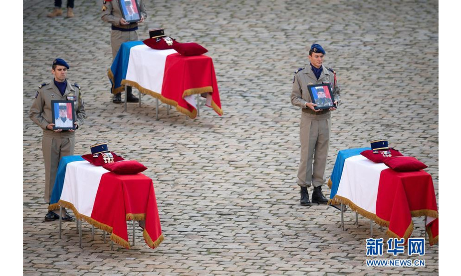 12月2日，马里军事行动身亡军人悼念仪式在法国巴黎荣军院举行。 当日，法国政府在巴黎荣军院为马里军事行动中身亡的13名军人举行悼念仪式。两架直升机11月25日在马里的一次行动中相撞，导致13名法国军人身亡。 新华社发（杰克·陈摄）