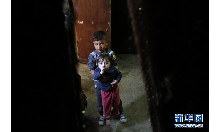 6月19日，在黎巴嫩东部贝卡谷地巴尔伊勒亚斯地区的一处叙利亚难民营，一名难民儿童照看妹妹。

　　叙利亚危机已进入第8年，不少为逃离战火来到黎巴嫩的叙利亚难民生活依旧。联合国难民署19日发布的最新报告显示，战争和其他形式的暴力使全球被迫流离失所者人数再创历史新高。这份名为《2017年流离失所问题全球趋势》的报告显示，截至2017年年底，全球被迫流离失所者人数为6850万，平均每110人中就有1人被迫流离失所。2017年有1620万人被迫流离失所。报告显示，就难民人数与本国人口的比例而言，黎巴嫩是全世界接受难民比例最高的国家。

　　新华社发（比拉尔·贾维希摄）