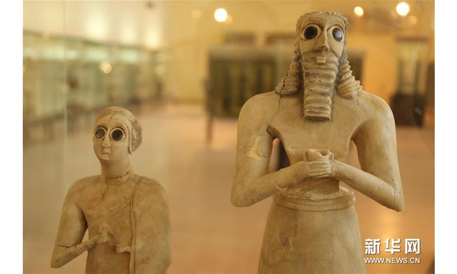 这是9月19日在位于巴格达的伊拉克博物馆拍摄的苏美尔时期的雕像。 位于巴格达的伊拉克博物馆始建于20世纪20年代，是世界上最重要的馆藏美索不达米亚文明文物的博物馆，珍藏着古代两河流域苏美尔、亚述、巴比伦等历史时期的瑰宝。2003年伊拉克战争爆发后，博物馆遭到洗劫和破坏，大量珍贵文物丢失。2015年2月，伊拉克博物馆重新开放。 新华社记者 张淼 摄