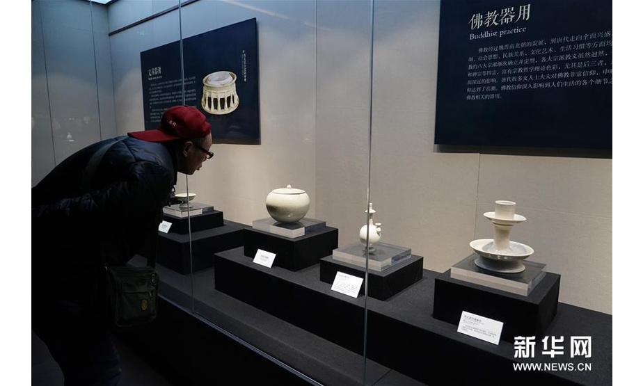 1月4日，观众在“雪落长安——唐代的白瓷”展览上参观。新华社记者 邵瑞 摄