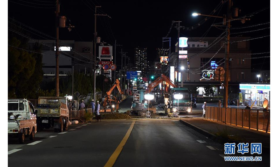 6月18日，在日本大阪，工程人员抢修破损道路。据日本气象厅消息，当地时间18日上午7时58分，日本大阪府发生6.1级地震。据日媒报道，地震至少造成4人死亡。新华社记者马平摄