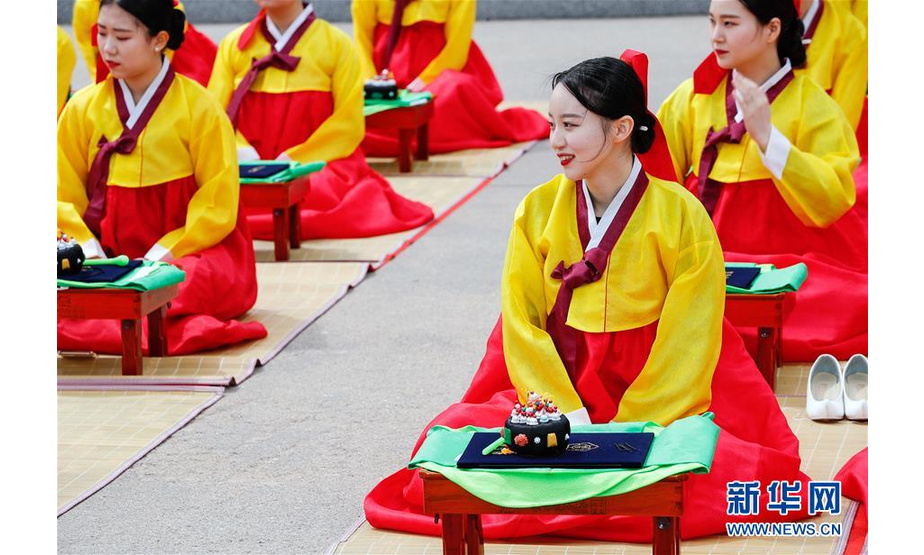 5月20日，在韩国首尔，韩国学生身穿传统韩服参加成人仪式。新华社记者 王婧嫱 摄