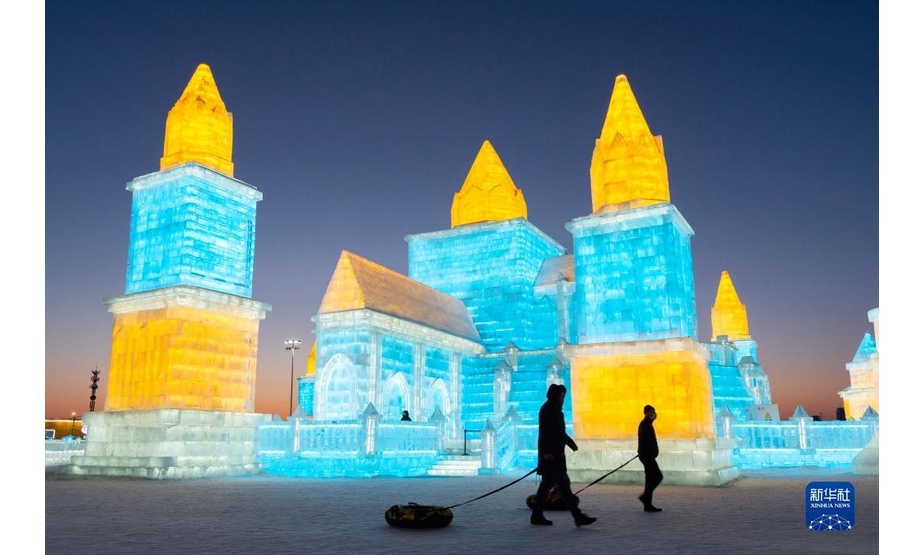 2月27日，游客在哈尔滨冰雪大世界园区游玩。

　　当日是第二十三届哈尔滨冰雪大世界开园的最后一天，许多市民和游客来到这里游玩。

　　新华社记者 谢剑飞 摄