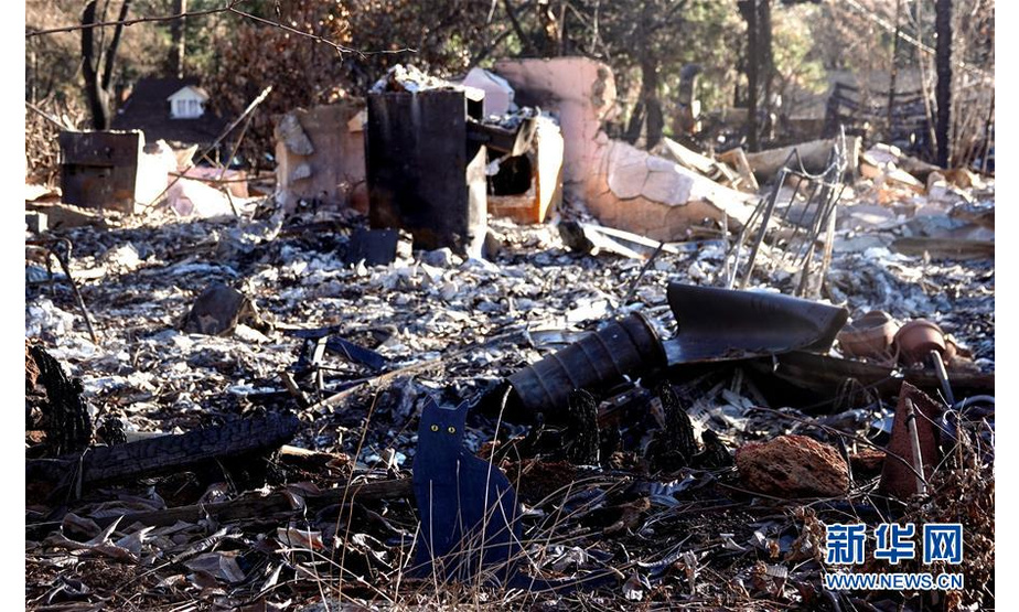 这是12月6日在美国加利福尼亚州比尤特县天堂镇拍摄的山火后的废墟。

　　美国加利福尼亚州北部的山火“坎普”发生约一个月后，灾区清理工作仍在进行。受灾最严重的天堂镇核心区域仍未向居民开放。

　　新华社记者 吴晓凌 摄

