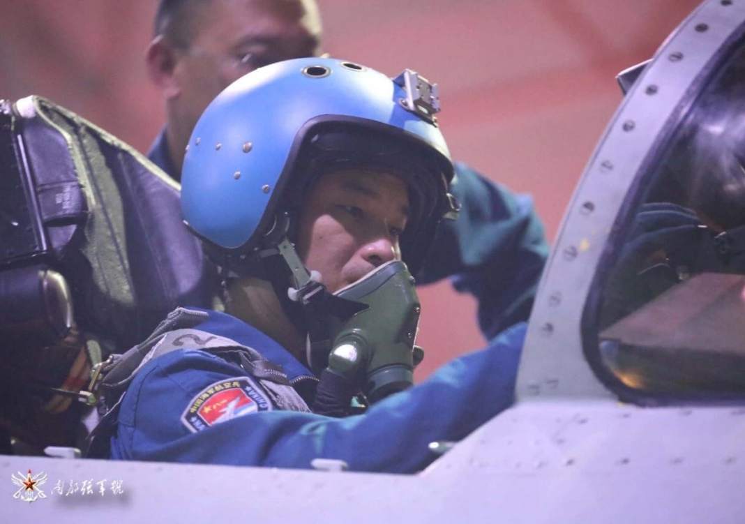 南部战区海军航空兵歼-11战斗机部队进行训练的现场画面。