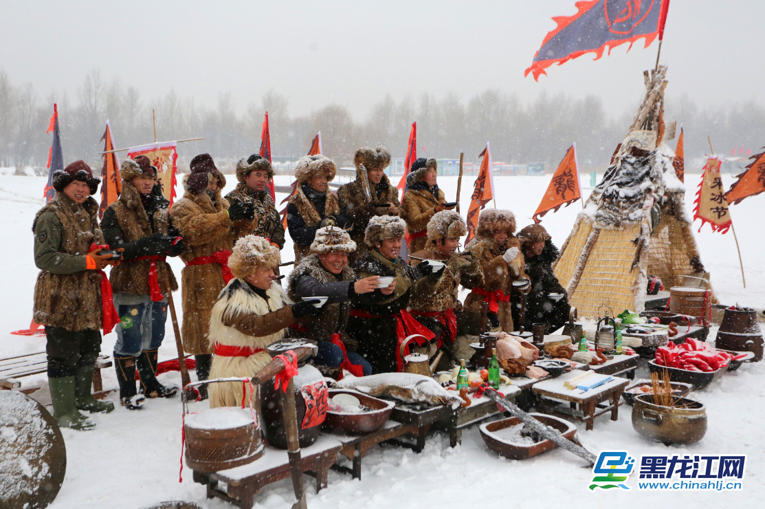 中国冰城哈尔滨每年冬季都见证中国最大规模的采冰活动，在北风呼啸、光滑如镜的松花江上，每天近千名采冰工人一起作业，取冰场面十分壮观。王铁男 摄