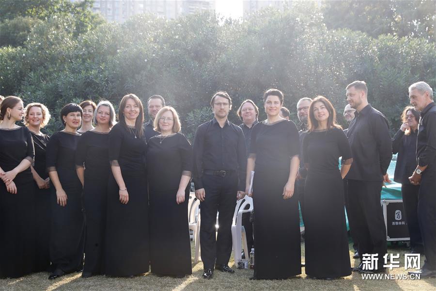 10月19日，在上海中山公园，拉脱维亚广播合唱团演员准备登台演出。 新华社记者 高峰 摄