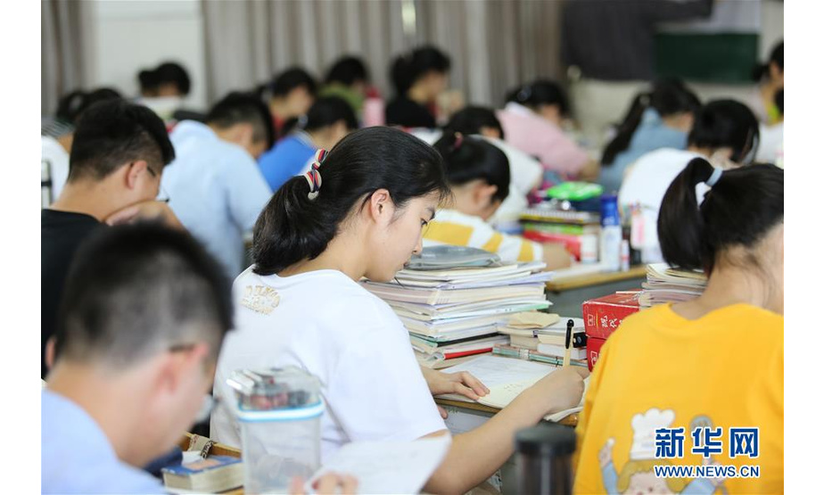 6月4日，在浙江省衢州二中，高三学生在教室复习备考。 2019年全国高考临近，高三学生认真复习备考。 新华社发（刘惠震摄）