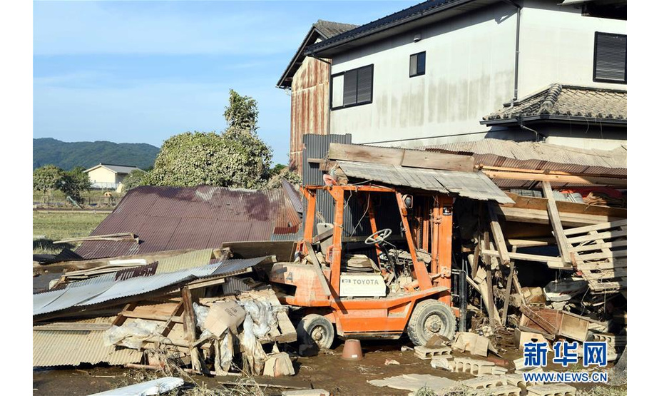 这是7月10日在日本冈山县仓敷市真備町拍摄的水灾现场。日本西部地区连降特大暴雨，引发30多年来最严重水灾。据日本媒体汇总，截至7月10日上午，已有至少130人丧生，将近60人失联。新华社记者 马平 摄