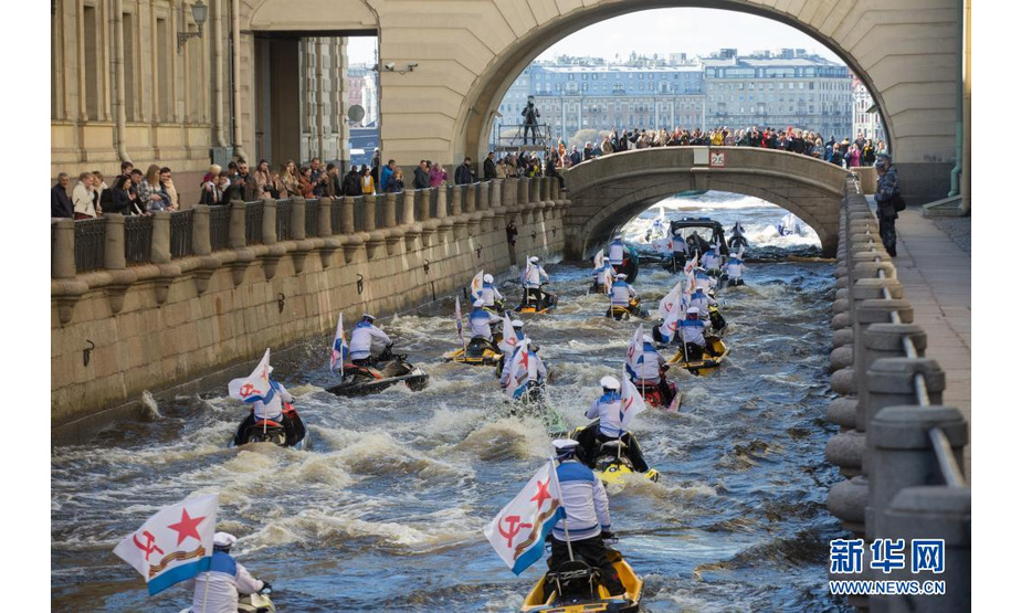 5月9日，摩托艇在俄罗斯圣彼得堡市内的运河上行驶。新华社发（莫京娜摄）