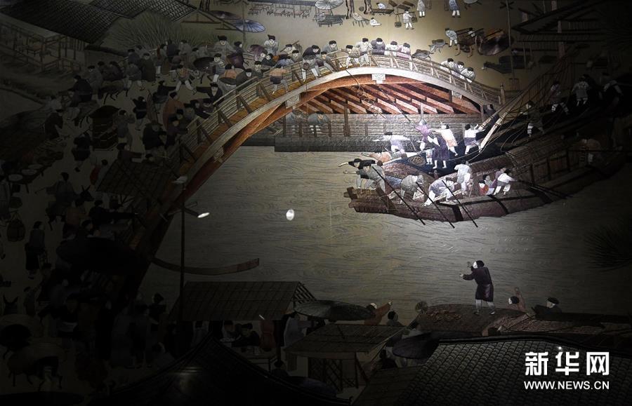 这是王素花和徒弟们新近绣制的《清明上河图》局部（7月30日摄）。新华社记者李嘉南摄