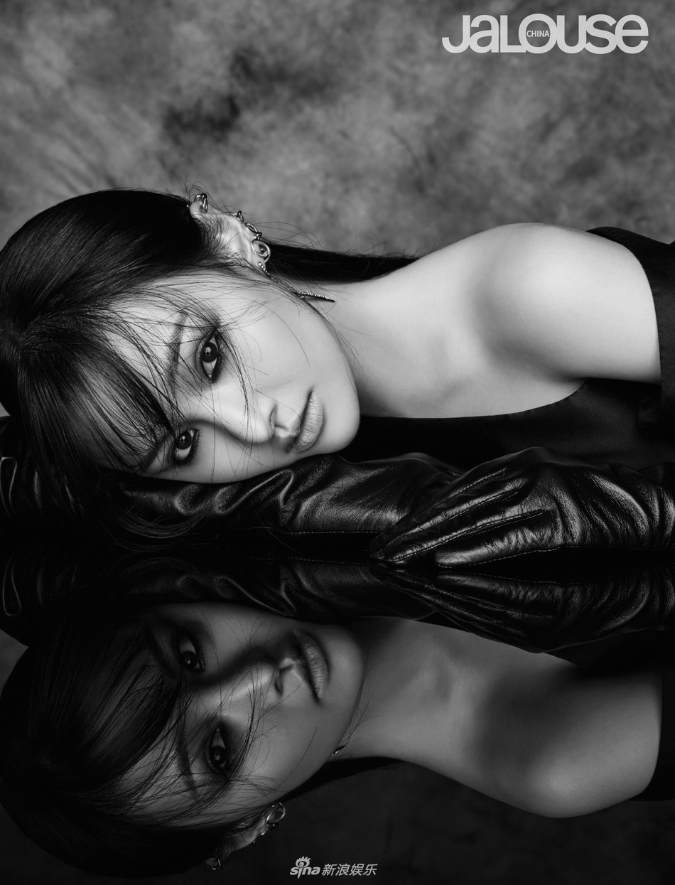 新浪娱乐讯 今日，郑爽最新杂志照曝光，红黄撞色颜料妆尝试大胆，暗黑风烟熏妆搭配黑色披风短裙、皮手套，眼神妩媚，黑色透视裙配合大红色唇妆，披着头纱微微仰头，全新尝试的郑爽太A了。新浪娱乐讯 今日，郑爽最新杂志照曝光，红黄撞色颜料妆尝试大胆，暗黑风烟熏妆搭配黑色披风短裙、皮手套，眼神妩媚，黑色透视裙配合大红色唇妆，披着头纱微微仰头，全新尝试的郑爽太A了。