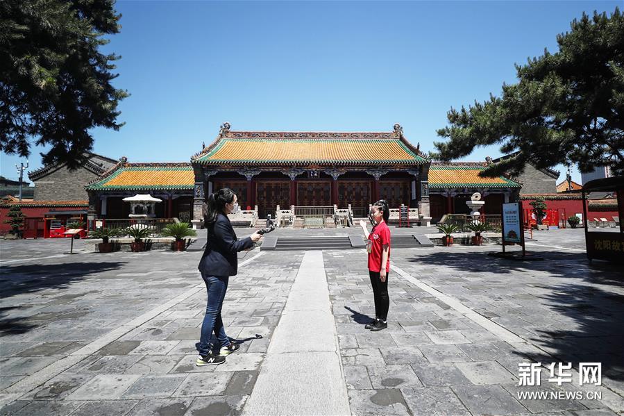 6月1日，小志愿者于冰清在沈阳故宫博物馆进行直播。新华社记者 潘昱龙 摄