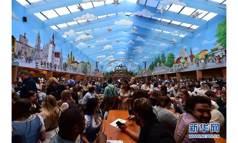 9月21日，在德国慕尼黑啤酒节上，人们等待享用啤酒和美食。 当日，第186届慕尼黑啤酒节在德国南部城市慕尼黑开幕。作为德国最大的民间盛事，本届啤酒节将持续至10月6日。 新华社记者 逯阳 摄