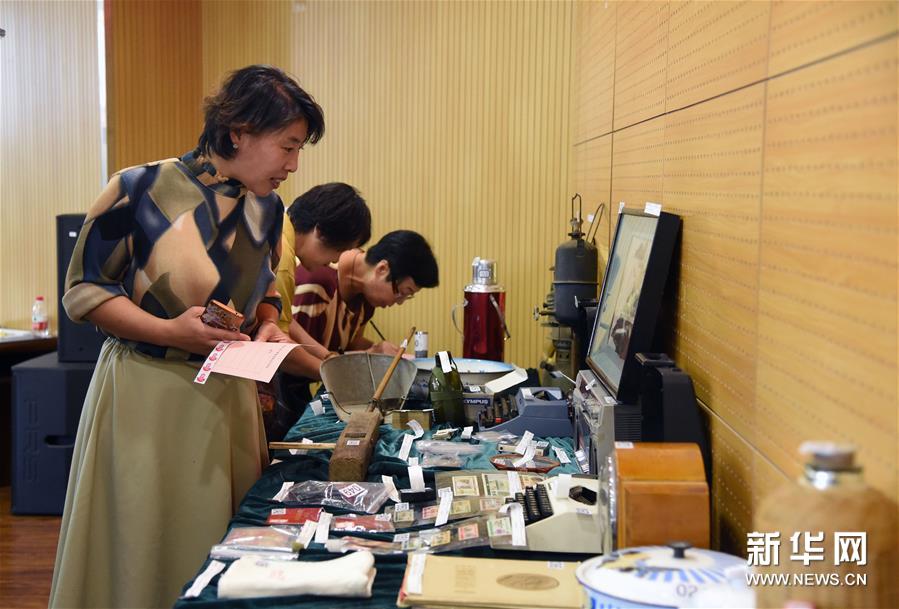 8月14日，社区群众代表在为展览的老物件投票。 当日，以“城市记忆·学院路故事”为主题的老物件、老照片展览评选活动在北京市海淀区学院路街道市民中心多功能厅举行。 据了解，本次活动共展出100余件老物件、100余张老照片，来自29个社区的代表组成的评审团对展品进行评选。活动旨在唤起社区居民的城市记忆，见证改革开放的巨大变化，进一步增强社会公众的档案参与意识、保护意识和利用意识。 新华社发（任超摄）