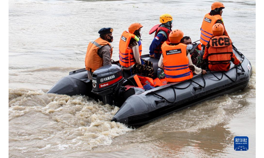 11月4日，搜救人员在印度尼西亚东爪哇省梭罗河上搜寻失踪人员。

　　一艘载有数十人的船3日在印度尼西亚东爪哇省梭罗河上倾覆，一些人员被救起，多人失踪。4日，搜寻失踪人员的工作继续进行。新华社发（库尔尼亚万摄）