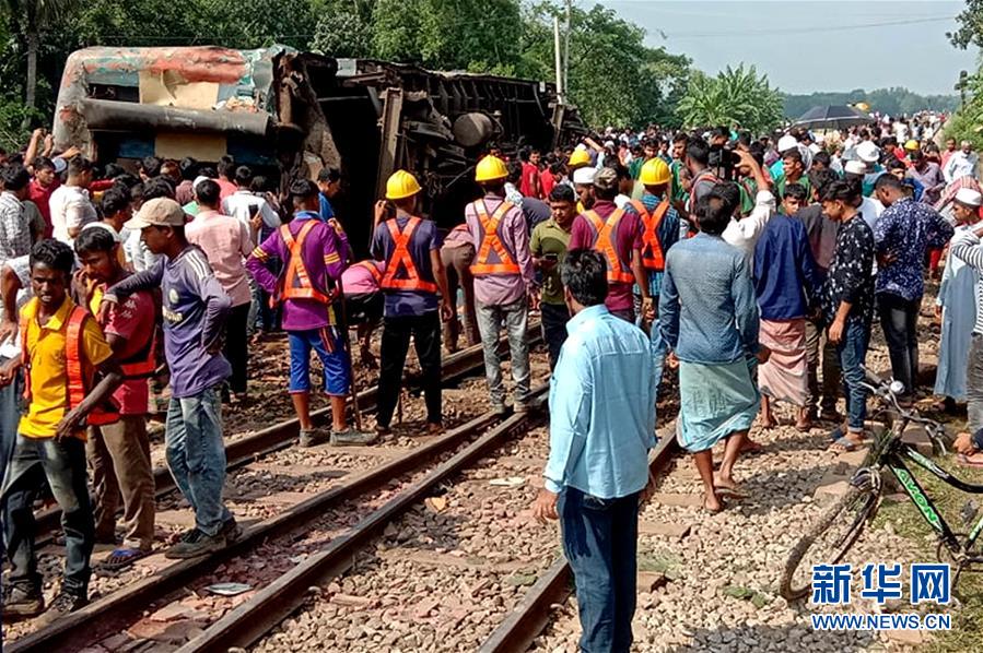 11月12日，在孟加拉国东北部婆罗门巴里亚地区，人们聚集在事故现场。 新华社发