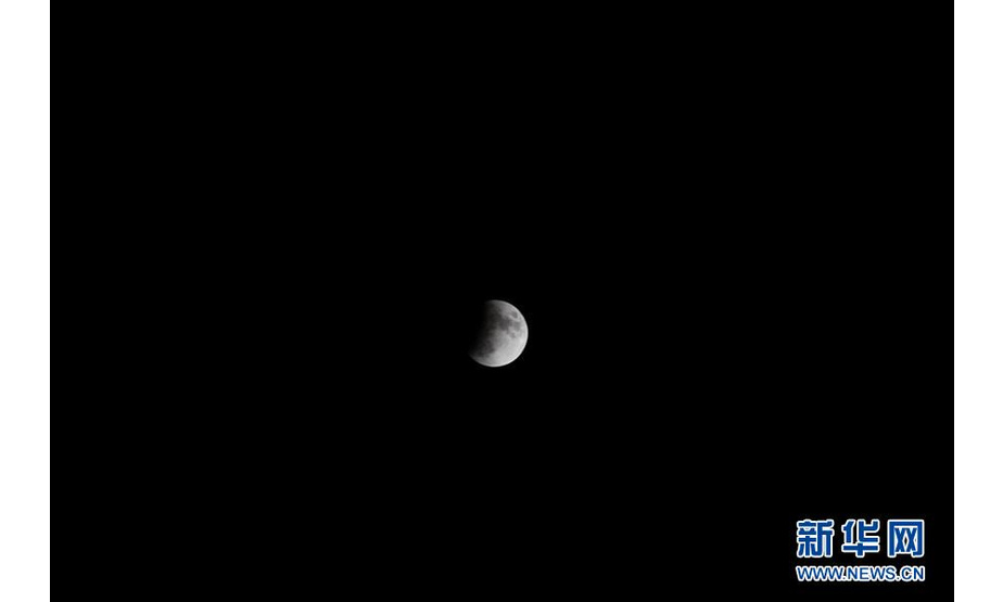 这是7月16日在突尼斯首都突尼斯市拍摄的月偏食。 新华社发（阿代尔 摄）