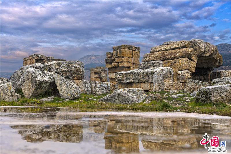 土耳其的棉花堡可谓是早已名声在外，棉花堡作为土耳其众多景点中的明珠，早已经成为中外旅游者趋之如骛向往的地方。然而，紧邻它的一个遗址却是很少人关注的，它就是希拉波利斯古城。（作者：刘杰）