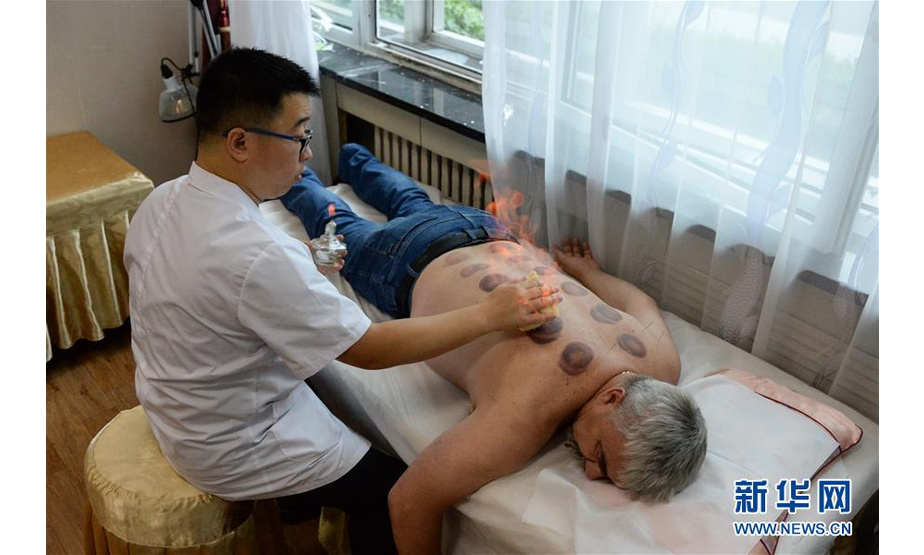 8月10日，在绥芬河市人民医院，一名俄罗斯患者在接受中医治疗。新华社记者 董宝森 摄