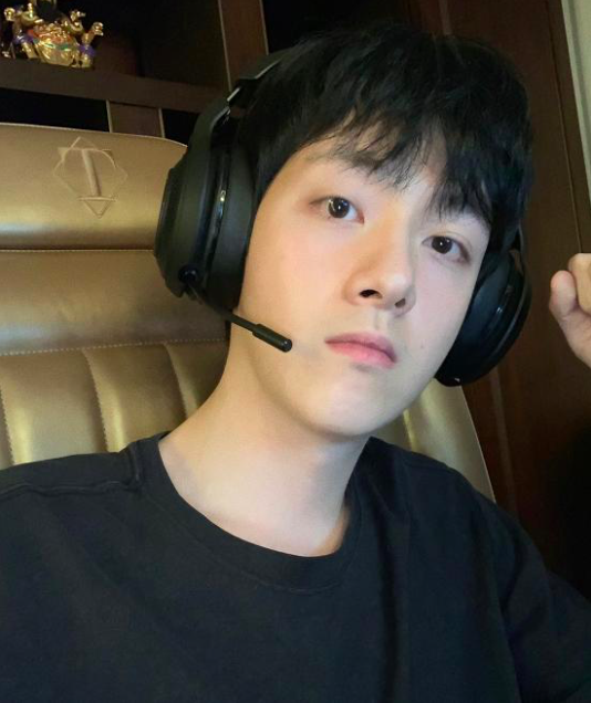 曝王思聪弟弟选秀 长相竟酷似林更新