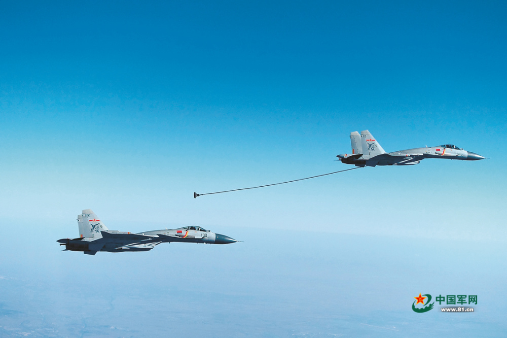 渤海湾畔，薄雾笼罩，晨曦微露。北部战区海军航空兵某部正在开展舰载机空中加油训练。随着指挥员一声令下，数架歼-15舰载战斗机依次升空，到达指定空域，随即展开“伙伴加油”训练。图为两架“飞鲨阿”不断调整飞行姿态，准备对接。