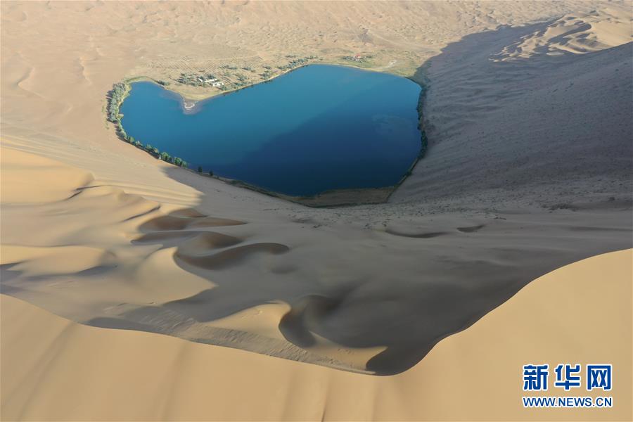这是5月29日拍摄的巴丹吉林沙漠的诺尔图湖（无人机照片）。新华社记者 徐钦 摄