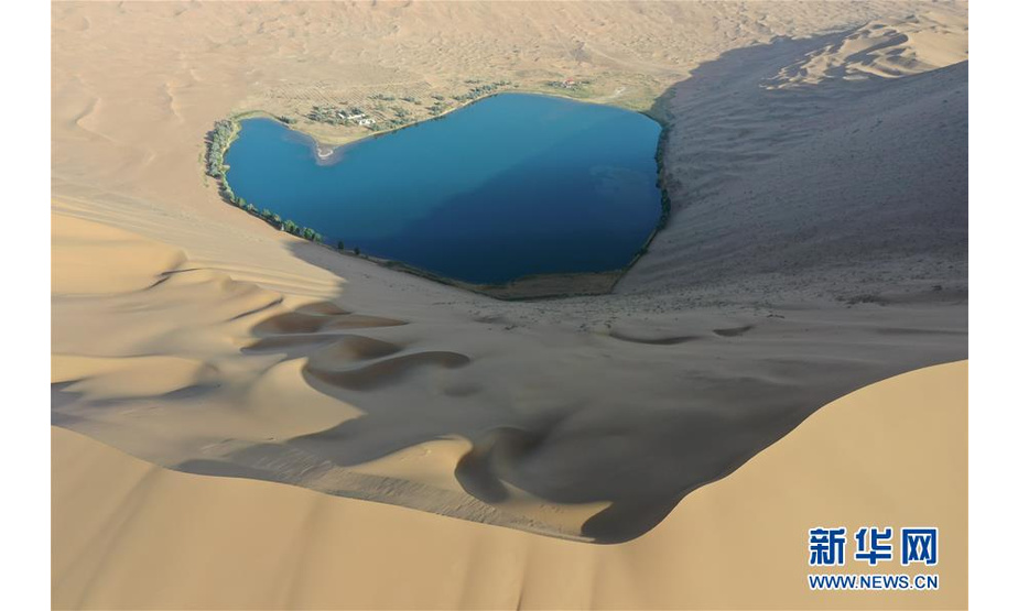 这是5月29日拍摄的巴丹吉林沙漠的诺尔图湖（无人机照片）。新华社记者 徐钦 摄