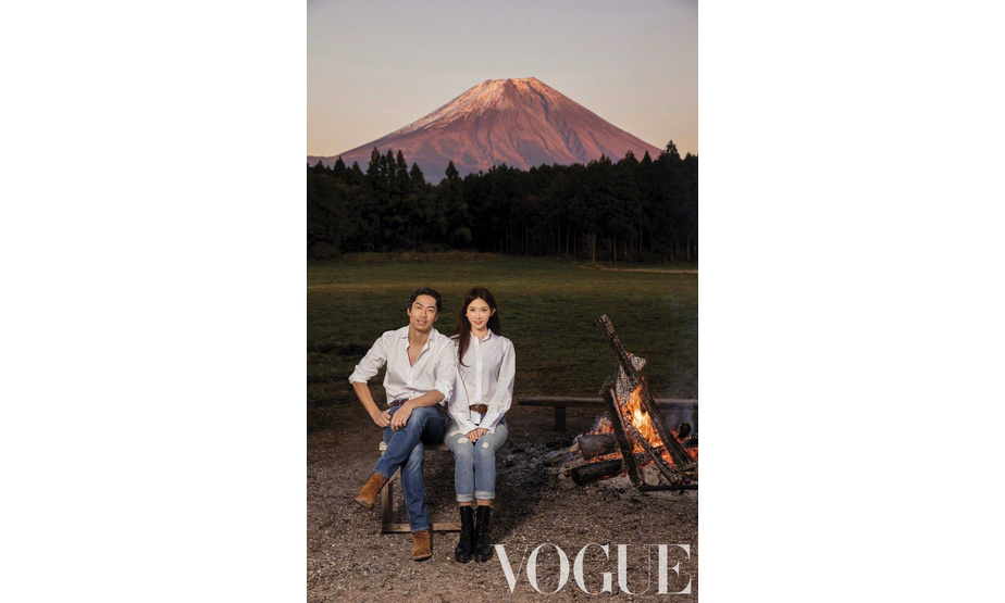近日，林志玲携AKIRA拍摄的封面曝光 ，林志玲亲密坐老公腿上亲吻超用力。时尚写真尽显西部牛仔风范。