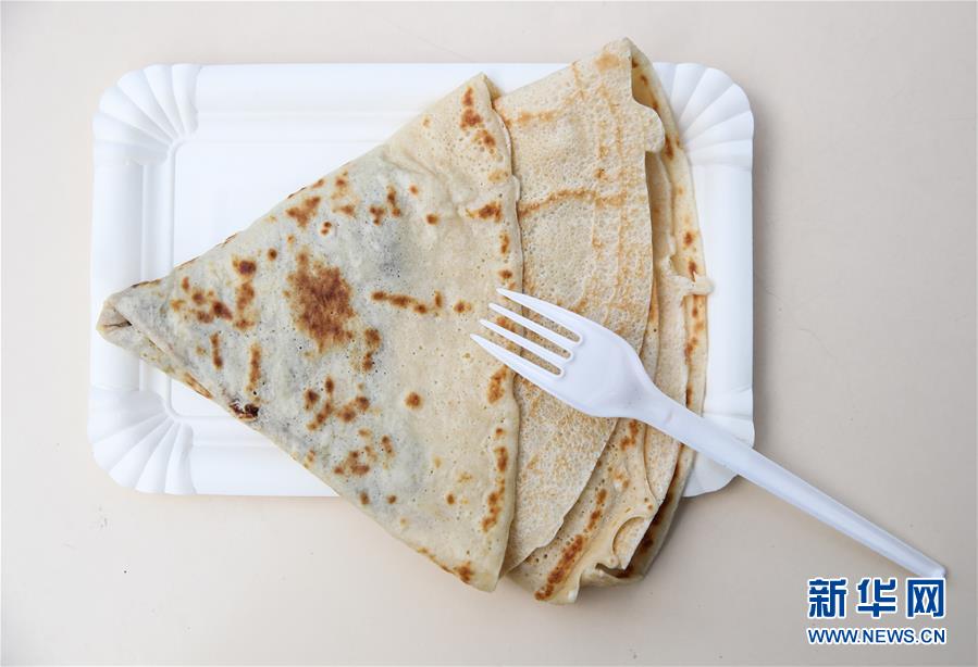 这是9月10日在德国首都柏林拍摄的街头摊位售卖的可丽饼。可丽饼原本起源于法国，在其邻国德国也深受喜爱。德国街头可丽饼的制作方式较为简单，将混有鸡蛋、牛奶等佐料的面粉液倒在平底锅上摊开煎为薄饼，再依据食客需求撒上肉桂粉及白糖或是巧克力酱、水果酱等配料，之后用刀具折成扇形即可。虽然德国不乏“土生土长”的糕点，但可丽饼却“喧宾夺主”，成为德国大街小巷最为常见的小吃之一。新华社记者 单宇琦 摄