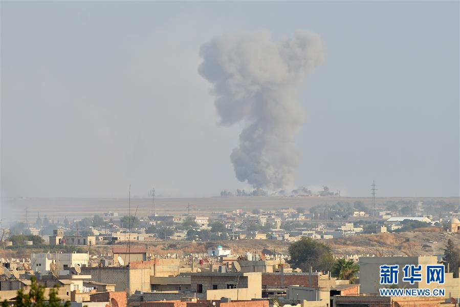 这是10月9日在土耳其边境的杰伊兰珀纳尔附近拍摄的遭到土军炮击的叙利亚拉斯艾因市。新华社发（穆斯塔法·卡亚摄）