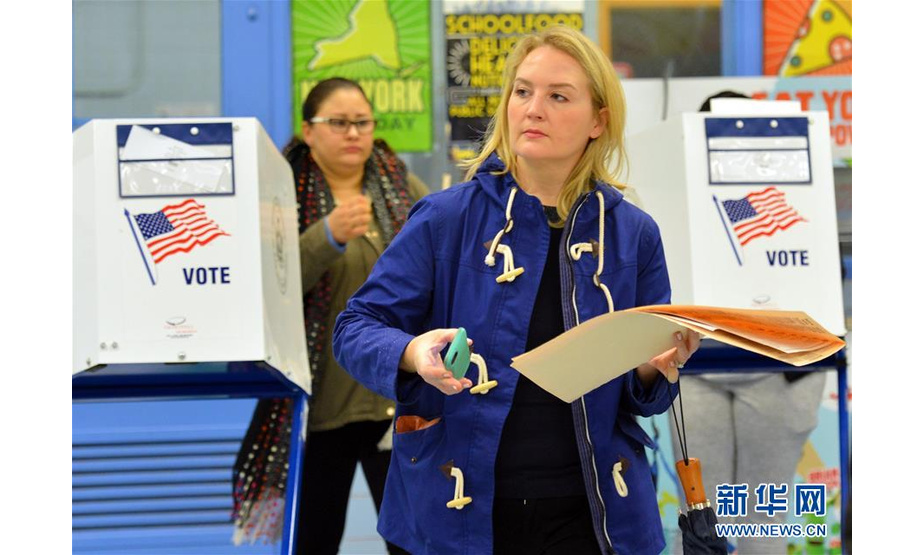 11月6日，在美国纽约曼哈顿，一名选民填写完选票后准备投票。 当日，美国迎来2018年中期选举投票日。新华社记者李睿摄