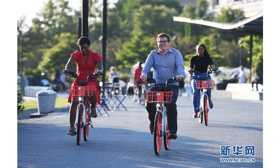 2017年9月20日，中国共享单车公司摩拜正式进入华盛顿，这是在人们试骑摩拜单车。新华社记者 殷博古 摄  