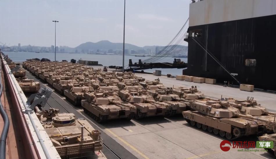 近日，美国陆军重装部队第一骑兵师第三装甲旅的大批坦克装备运抵韩国釜山港，开始执行驻韩美军的轮换部署任务。