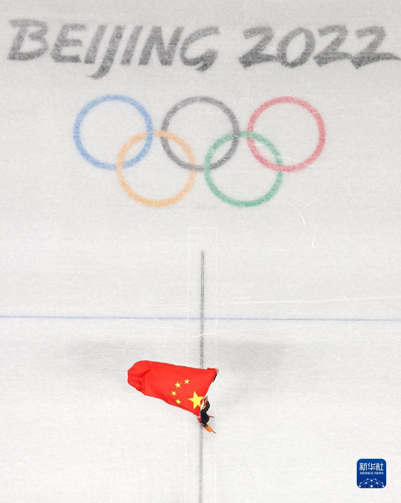 2月7日，任子威在比赛后庆祝。

　　当日，在首都体育馆举行的北京2022年冬奥会短道速滑项目男子1000米决赛中，中国选手任子威夺得冠军。

　　新华社记者 徐子鉴 摄