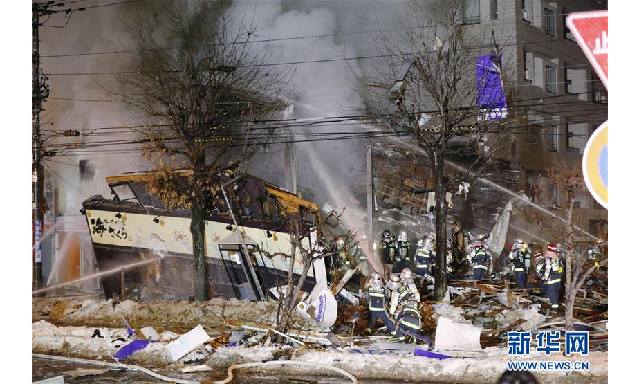 12月16日，消防队员在日本北海道札幌发生爆炸的居酒屋现场救火。据日本媒体报道，当地时间16日晚8时30分左右，日本北海道札幌市区内一居酒屋发生爆炸，造成至少40人受伤。新华社/共同社