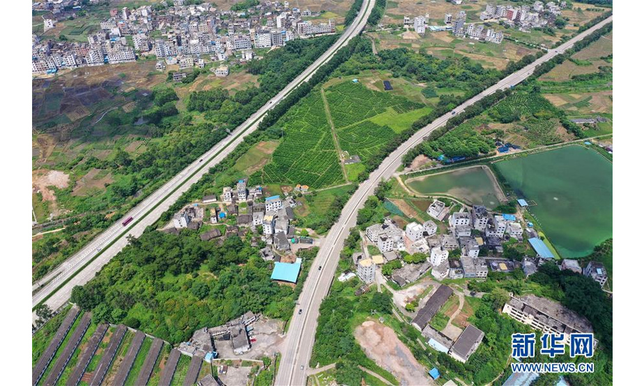 这是7月16日无人机拍摄的广西岑溪市境内的公路。 新华社记者 陆波岸 摄