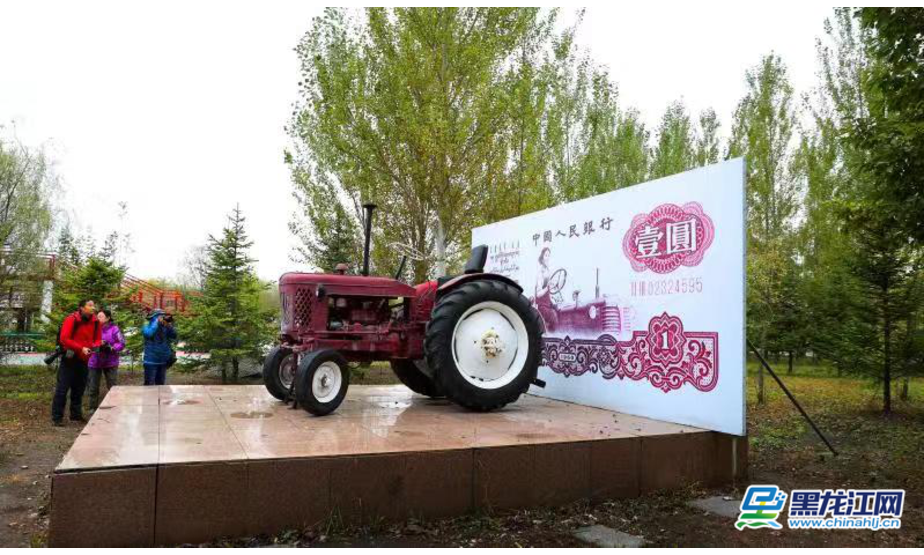 2019年9月21日，黑龙江省佳木斯市北大荒农机博览园内，曾被印在一元人民币上国产东方红拖拉机，见证了中国农业现代化发展的进程。季春红 摄